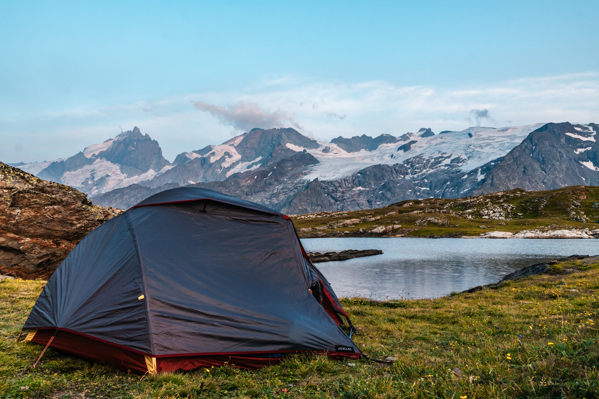 bivouac-tente-582cqx-1.jpg Où faire du bivouac dans les Alpes ? 3 spots incontournables La Fille des Alpes – Image 1
