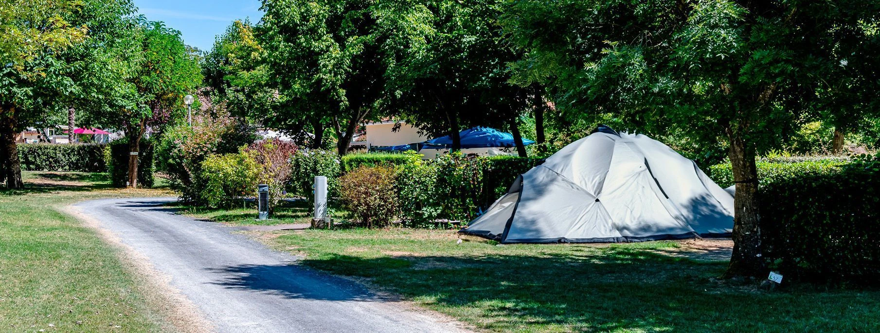 camping-avec-emplacement-tente-090dnr.webp Camping en emplacement nu pour tente, caravane et camping car – Image 1