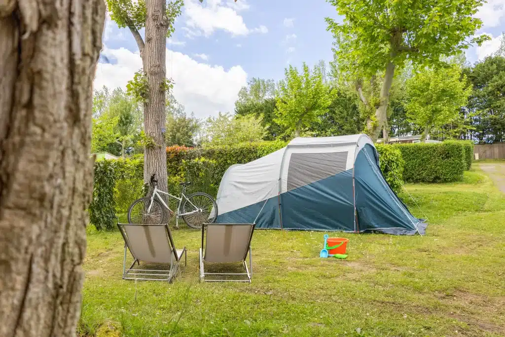 camping-avec-emplacement-tente-393blm.webp Eden Villages | Découvrez notre emplacement tente access en camping – Image 1