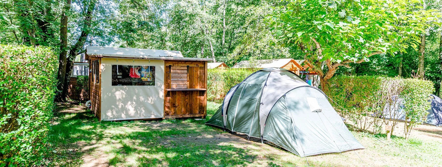 camping-avec-emplacement-tente-533nnl.webp Emplacement camping avec sanitaires privés | Réservez chez Flower Campings – Image 1