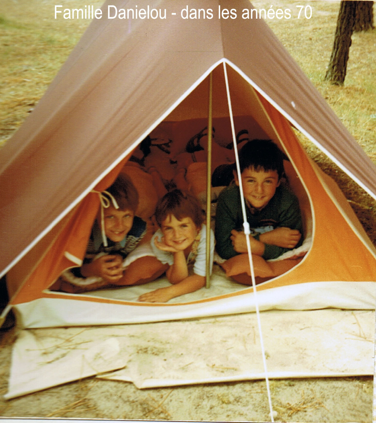 canadienne-tente-435pae-1.jpg Tente "Canadienne" des années 70 Camping Les Pinèdes de la Caillauderie Camping 2 étoiles à Saint Jean de Monts en Vendée – Image 1