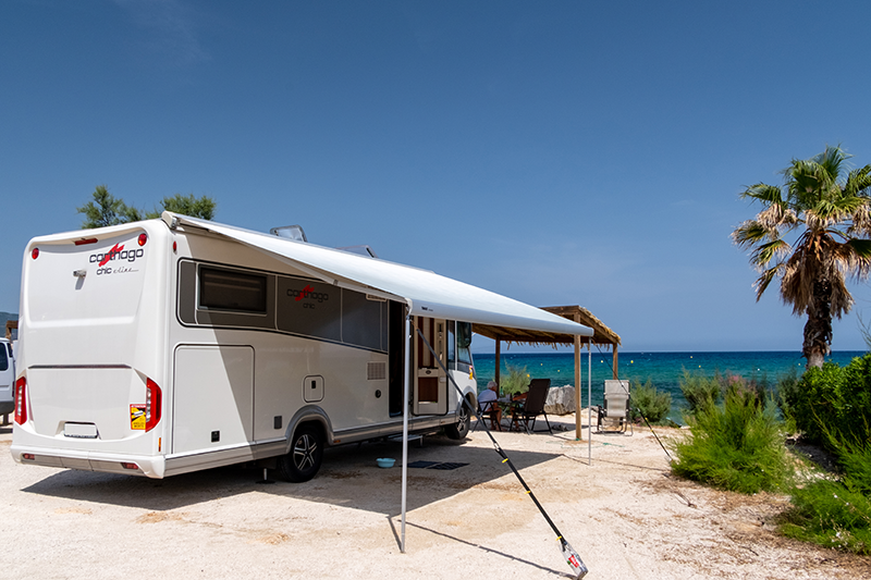 emplacement-camping-caravane-507lye.png Emplacement caravane camping bord de mer dans le sud de la France Camp du Domaine – Image 1