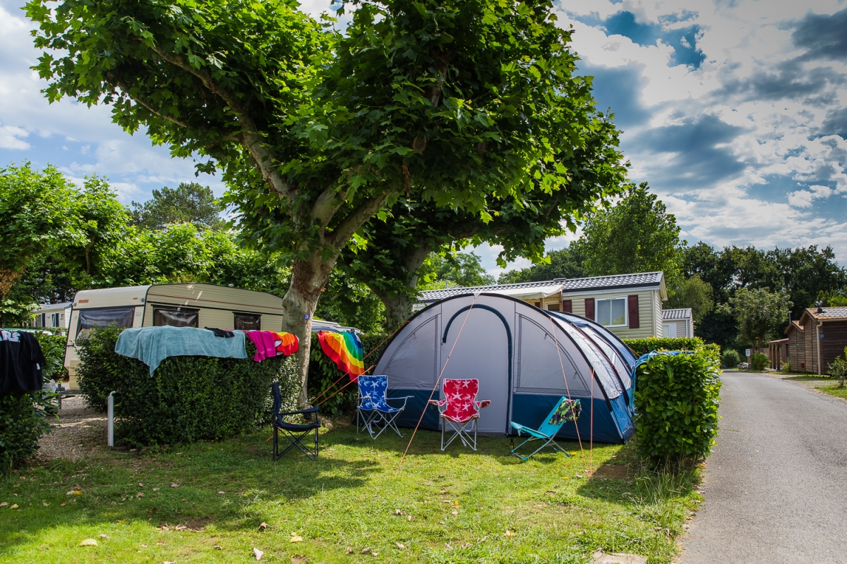 emplacement-pour-tente-camping-266ghp-1.jpg Emplacement Confort tente avec électricité et équipement 2 à 6 personnes Biarritz – Image 1