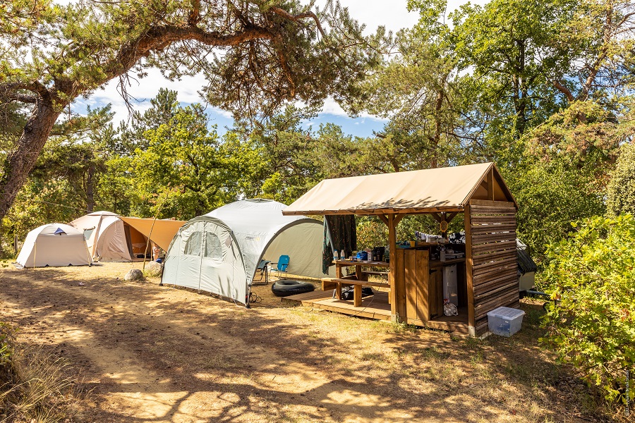 emplacement-pour-tente-camping-784lmf-1.jpg Louer un emplacement de camping équipé Domaine la Garenne – Image 1