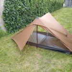 Je viens de monter ma Lanshan 2 Pro pour la première fois dans mon jardin. C'est pas parfait, mais c'est un début... : r/CampingGear