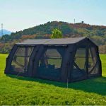 Tente gonflable noire Coody Familia AirTent 17.2 Pro avec ouverture pour conduit de poêle