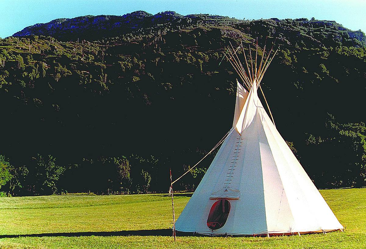 un-tipi-675nhb-1.jpg Tipi Tentes indiennes | Tipi Tentes indiennes | FamWest tente traditionnelle – Image 1