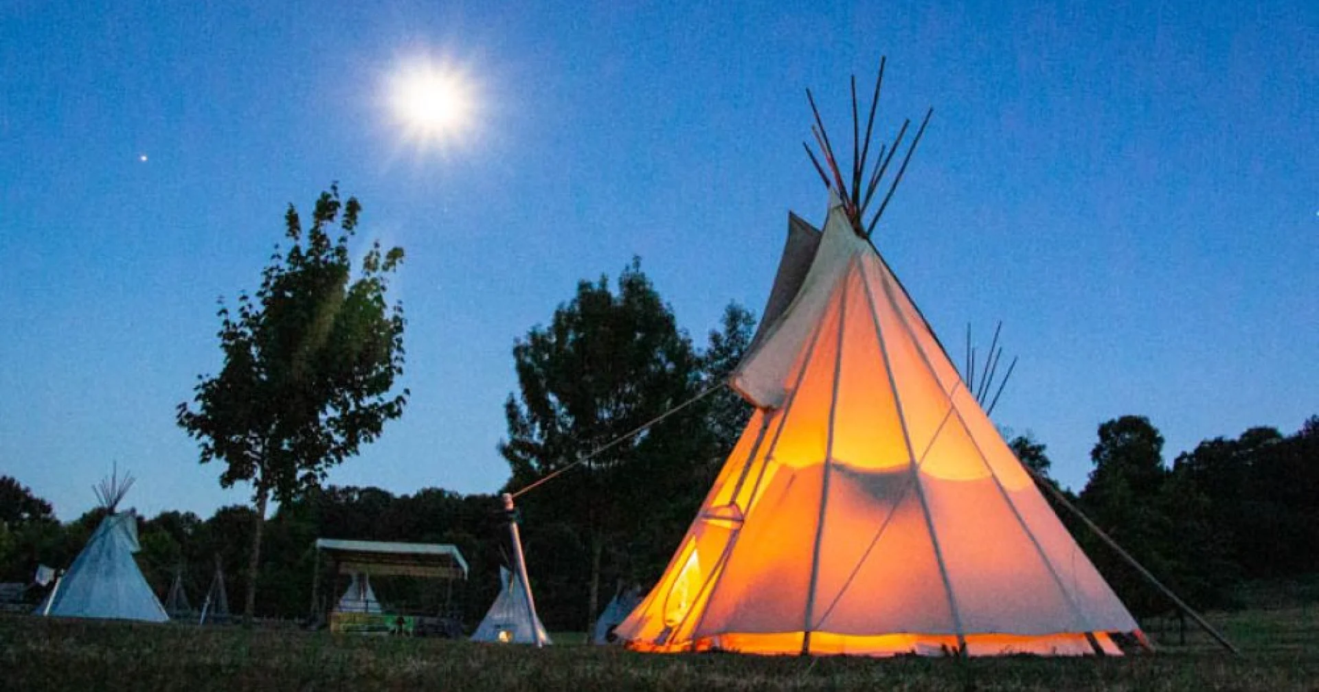un-tipi-744yii.webp Dormir dans un tipi : mon adresse la plus authentique ! – Image 1