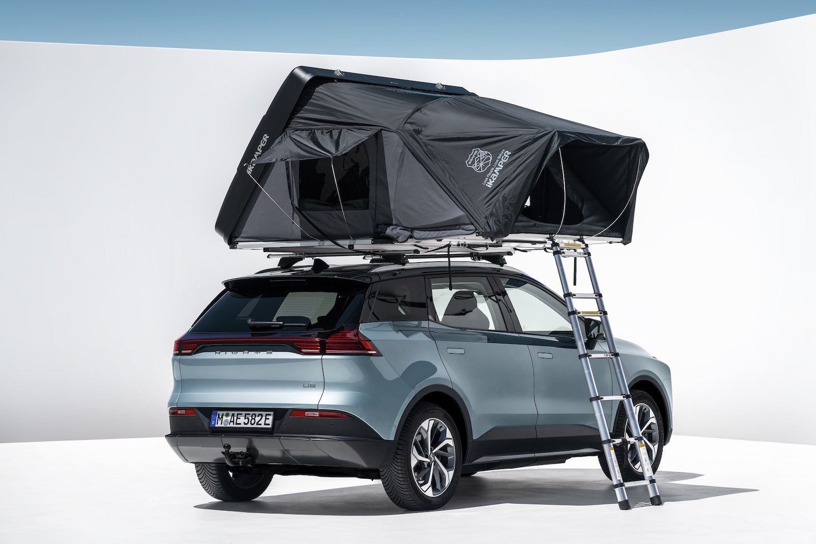 voiture-tente-471cqv-1.jpg Tente de toit iKamper et SUV électrique : un attelage inattendu Fourgonlesite – Image 1